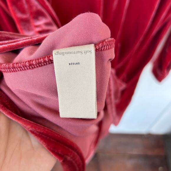 NWOT Soft Surroundings Red Velvet Button-Up Shirt Mixed Buttons Long Sleeve M - Picture 11 of 11